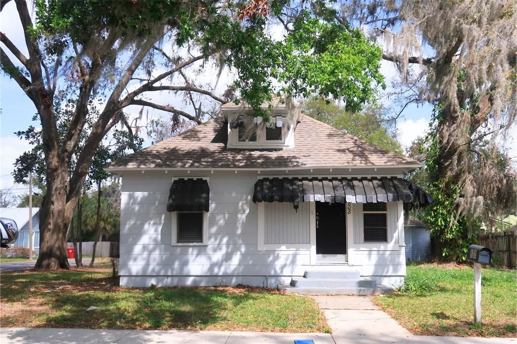 Recently Rented: $1,595 (2 beds, 1 baths, 900 Square Feet)