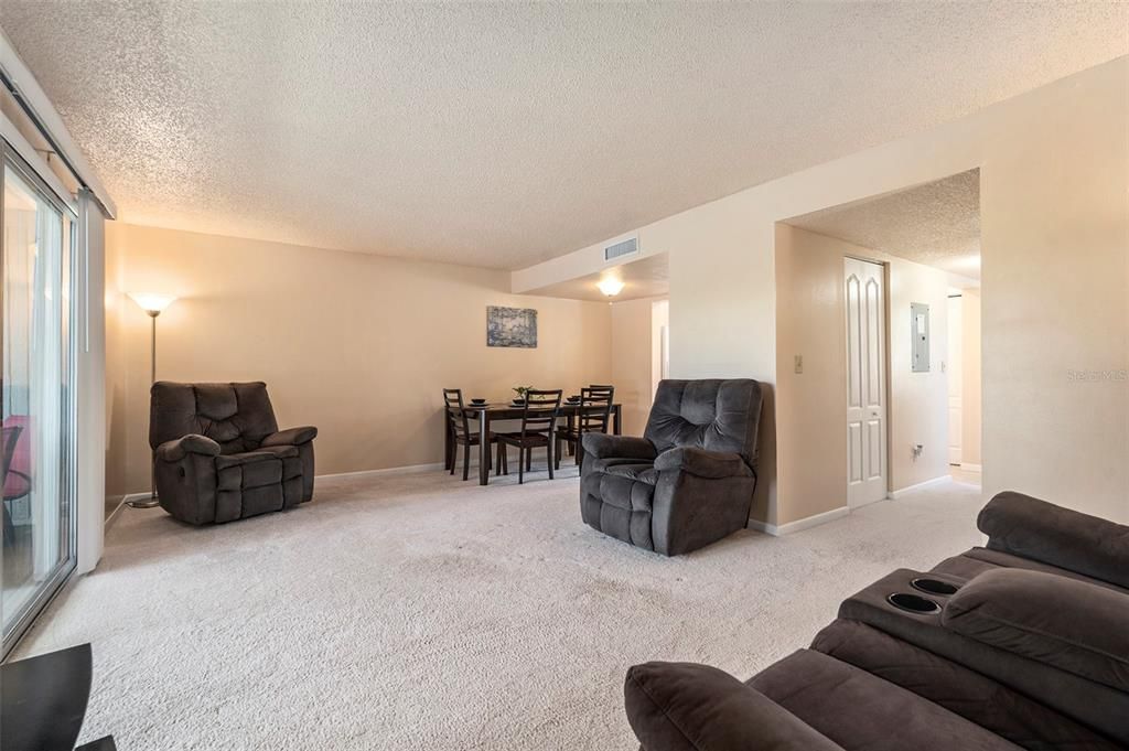 待售: $169,000 (2 贝兹, 2 浴室, 1260 平方英尺)