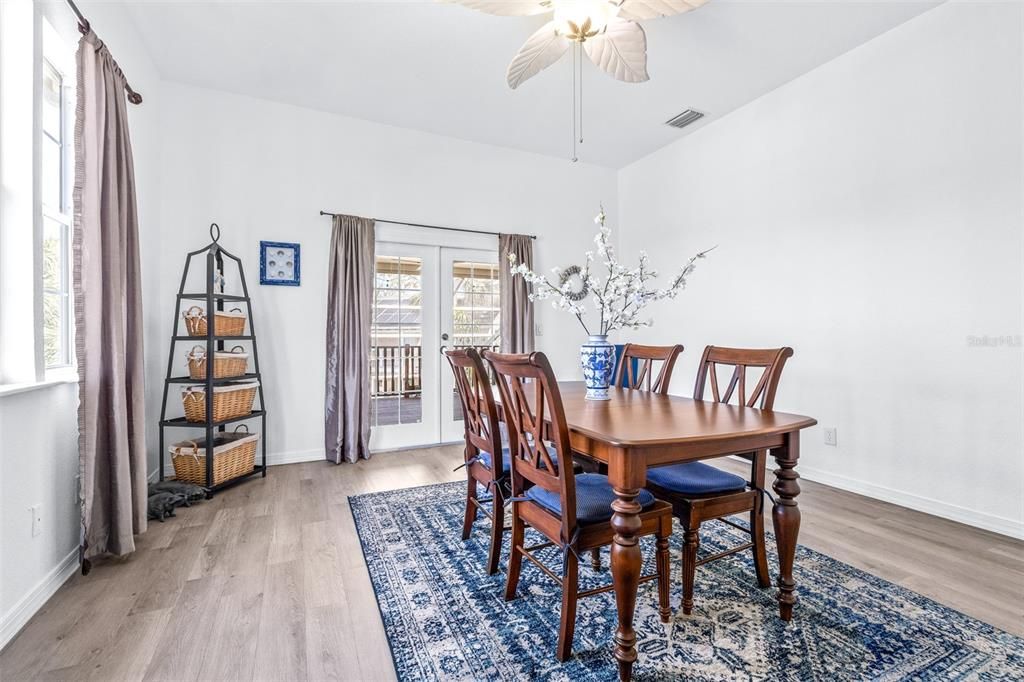 Под контрактом: $745,000 (4 спален, 3 ванн, 2806 Квадратных фут)