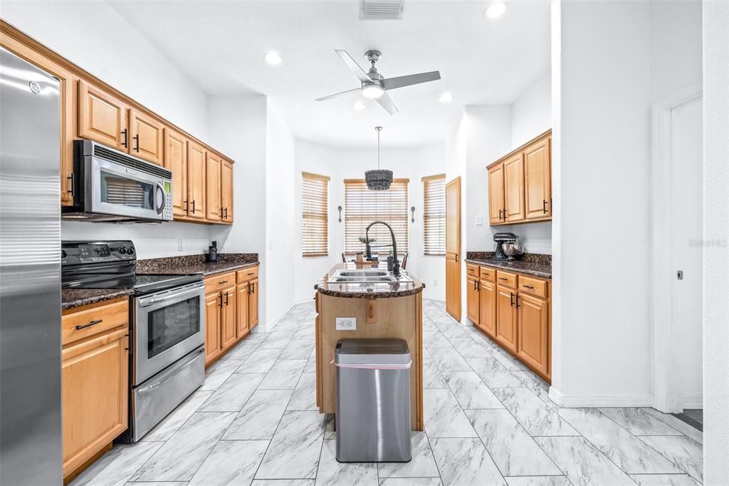 Под контрактом: $745,000 (4 спален, 3 ванн, 2806 Квадратных фут)