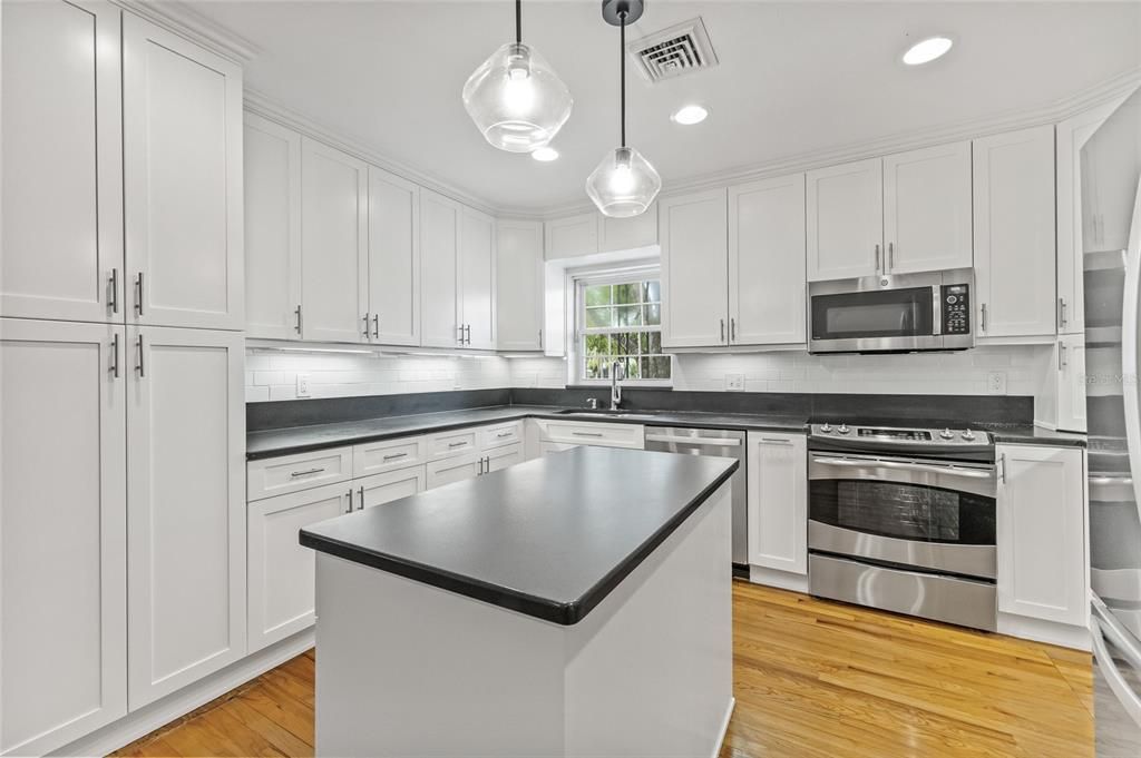 合同活跃: $3,750 (3 贝兹, 2 浴室, 1751 平方英尺)