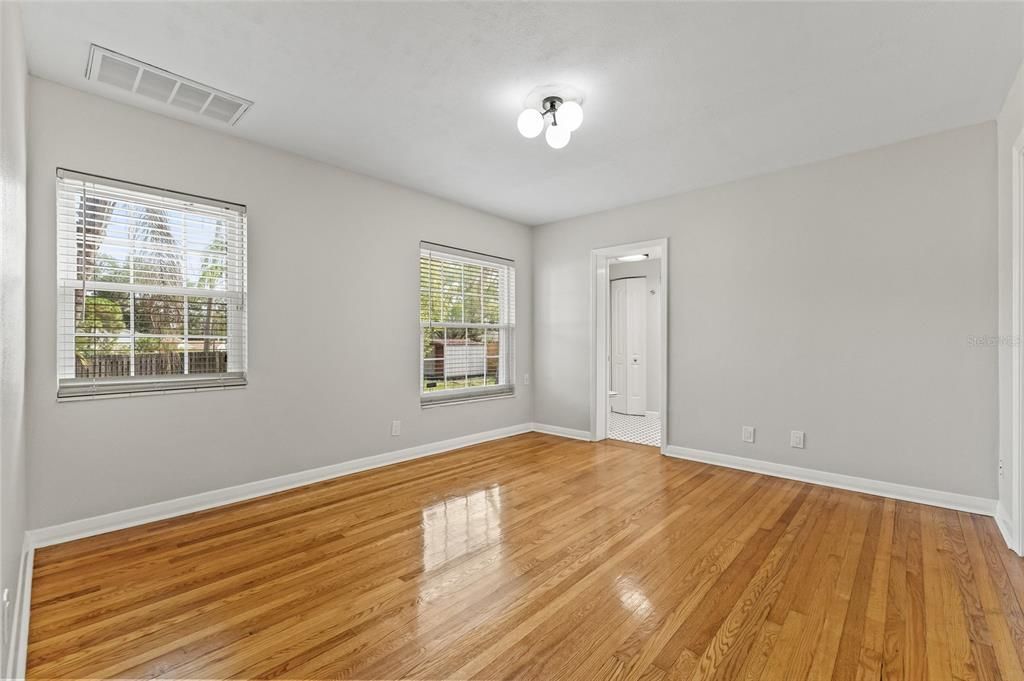 合同活跃: $3,750 (3 贝兹, 2 浴室, 1751 平方英尺)