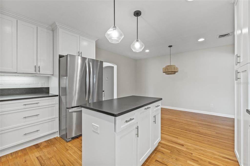 合同活跃: $3,750 (3 贝兹, 2 浴室, 1751 平方英尺)