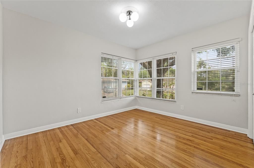 合同活跃: $3,750 (3 贝兹, 2 浴室, 1751 平方英尺)