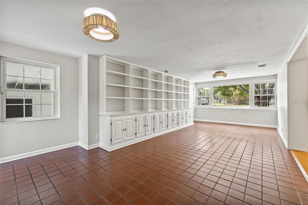 合同活跃: $3,750 (3 贝兹, 2 浴室, 1751 平方英尺)