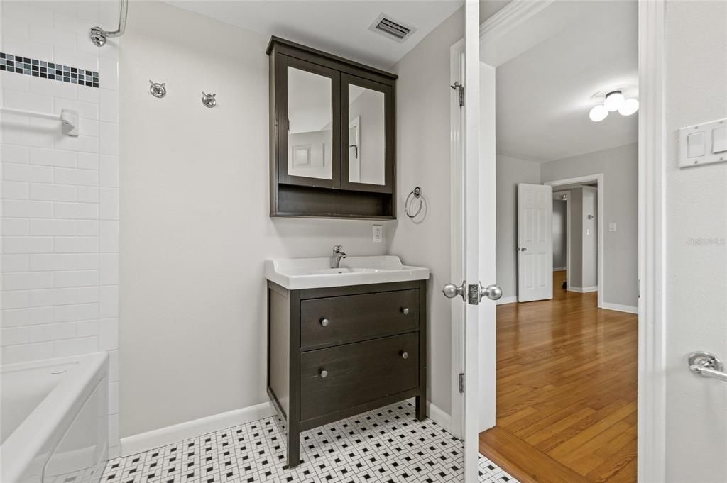 合同活跃: $3,750 (3 贝兹, 2 浴室, 1751 平方英尺)