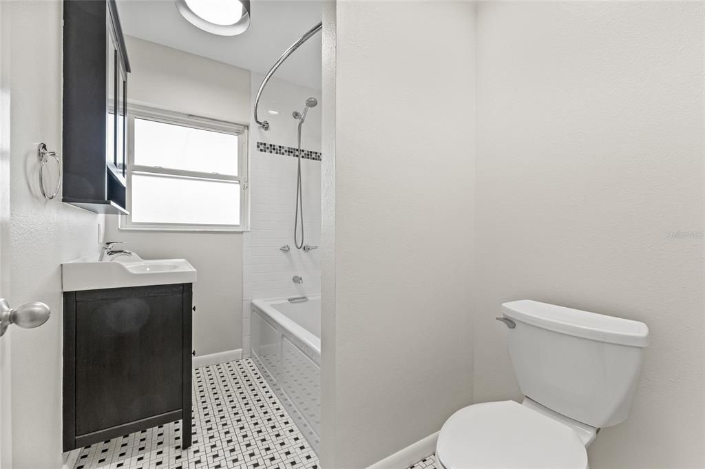 合同活跃: $3,750 (3 贝兹, 2 浴室, 1751 平方英尺)