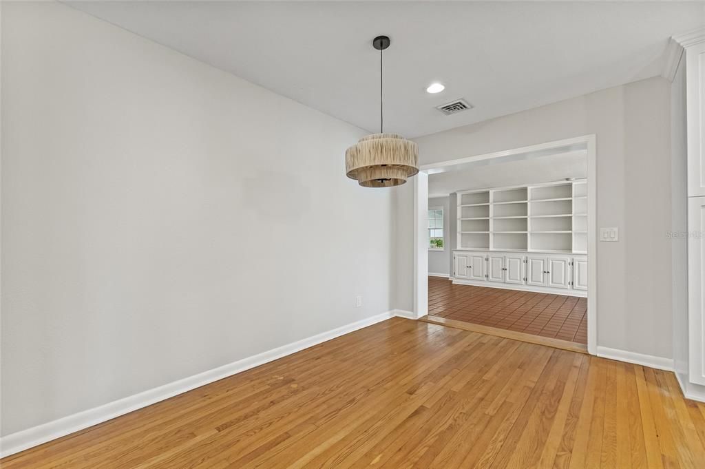 合同活跃: $3,750 (3 贝兹, 2 浴室, 1751 平方英尺)