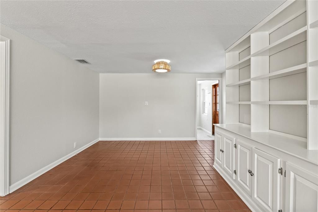 合同活跃: $3,750 (3 贝兹, 2 浴室, 1751 平方英尺)