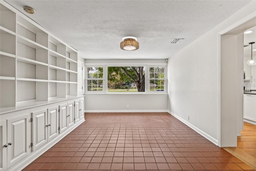 合同活跃: $3,750 (3 贝兹, 2 浴室, 1751 平方英尺)