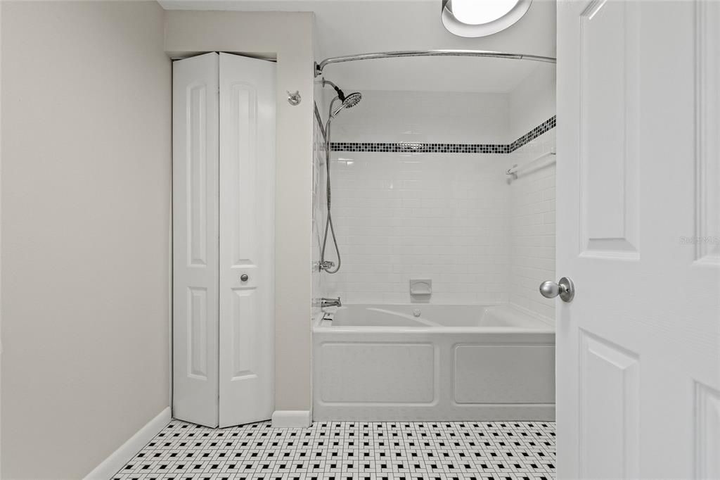 合同活跃: $3,750 (3 贝兹, 2 浴室, 1751 平方英尺)