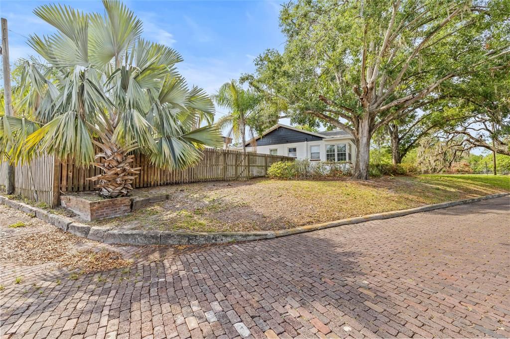 合同活跃: $3,750 (3 贝兹, 2 浴室, 1751 平方英尺)