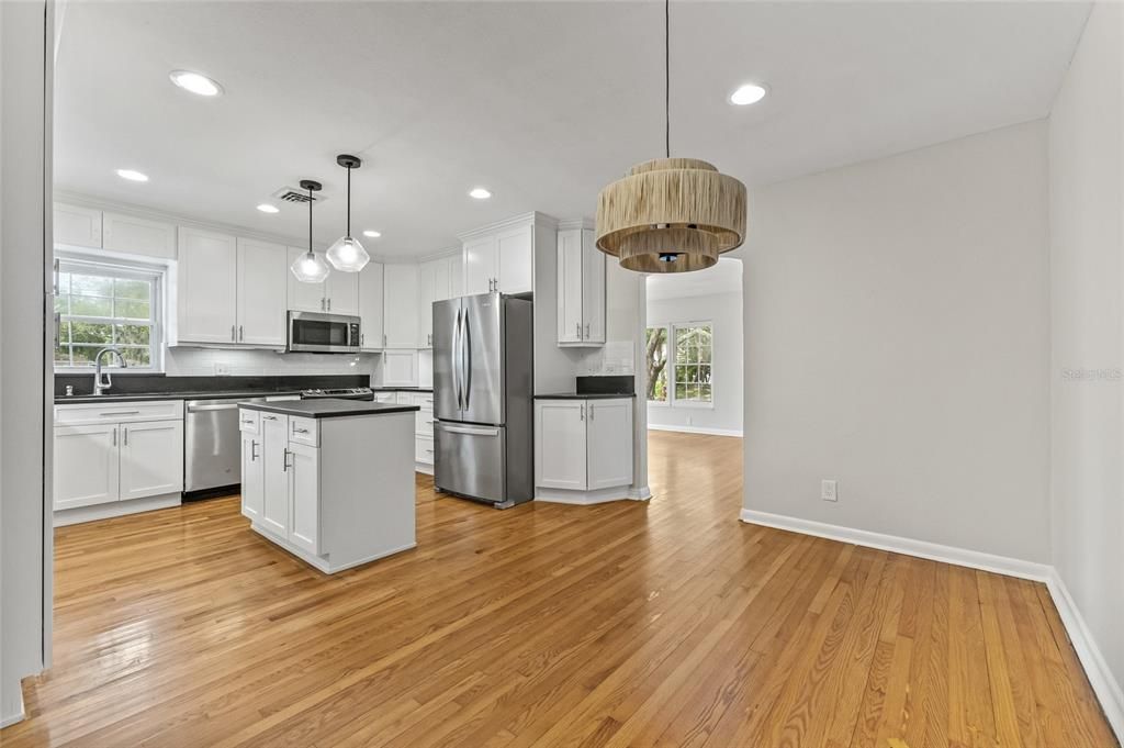 合同活跃: $3,750 (3 贝兹, 2 浴室, 1751 平方英尺)