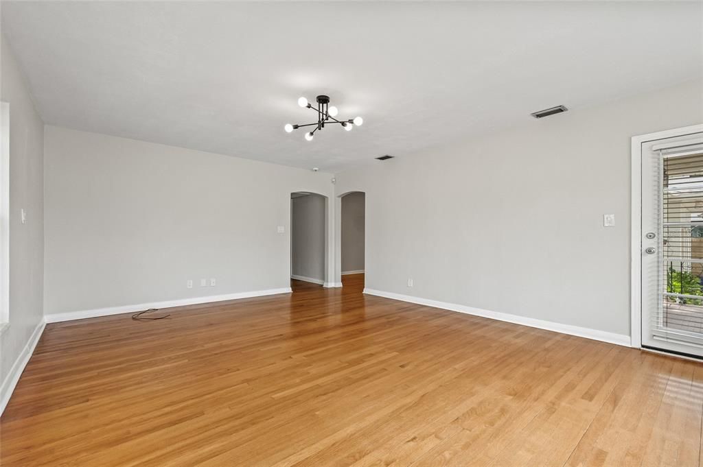 合同活跃: $3,750 (3 贝兹, 2 浴室, 1751 平方英尺)