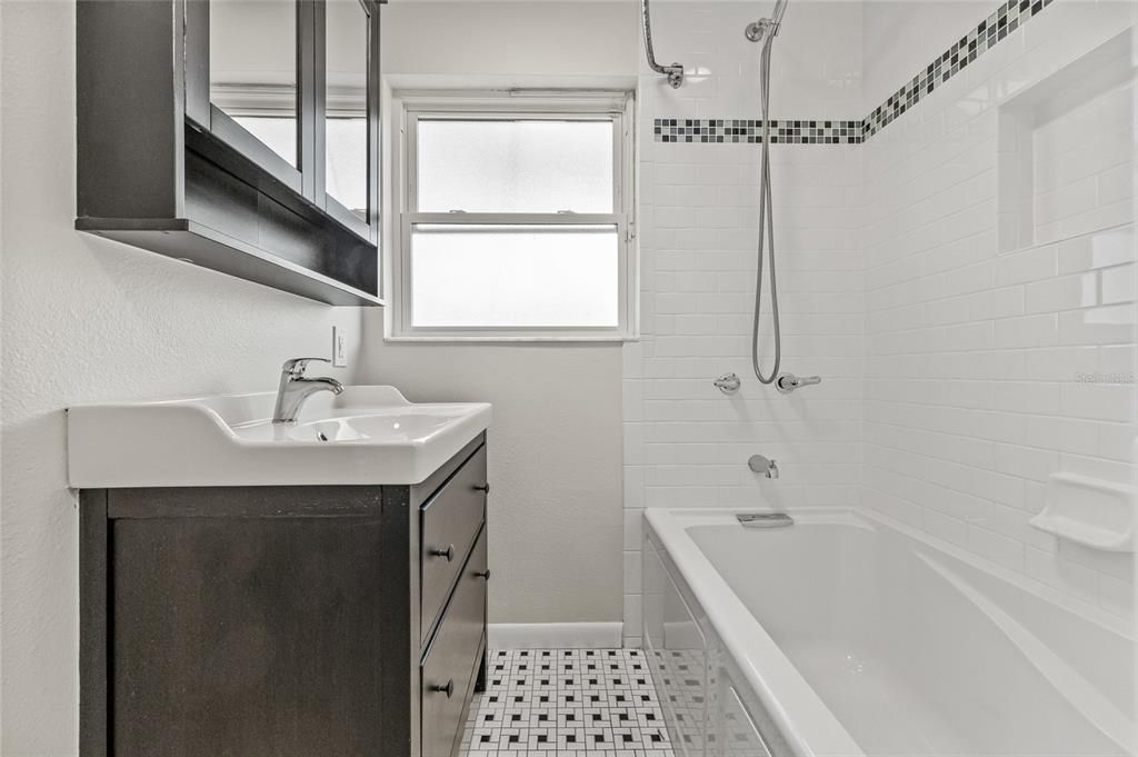 合同活跃: $3,750 (3 贝兹, 2 浴室, 1751 平方英尺)