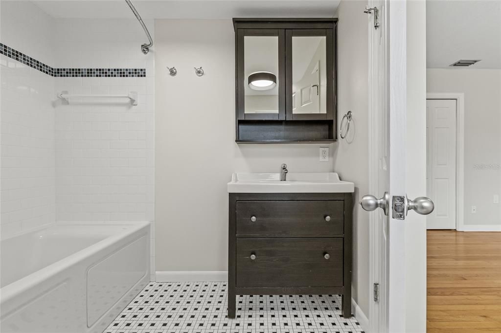 合同活跃: $3,750 (3 贝兹, 2 浴室, 1751 平方英尺)