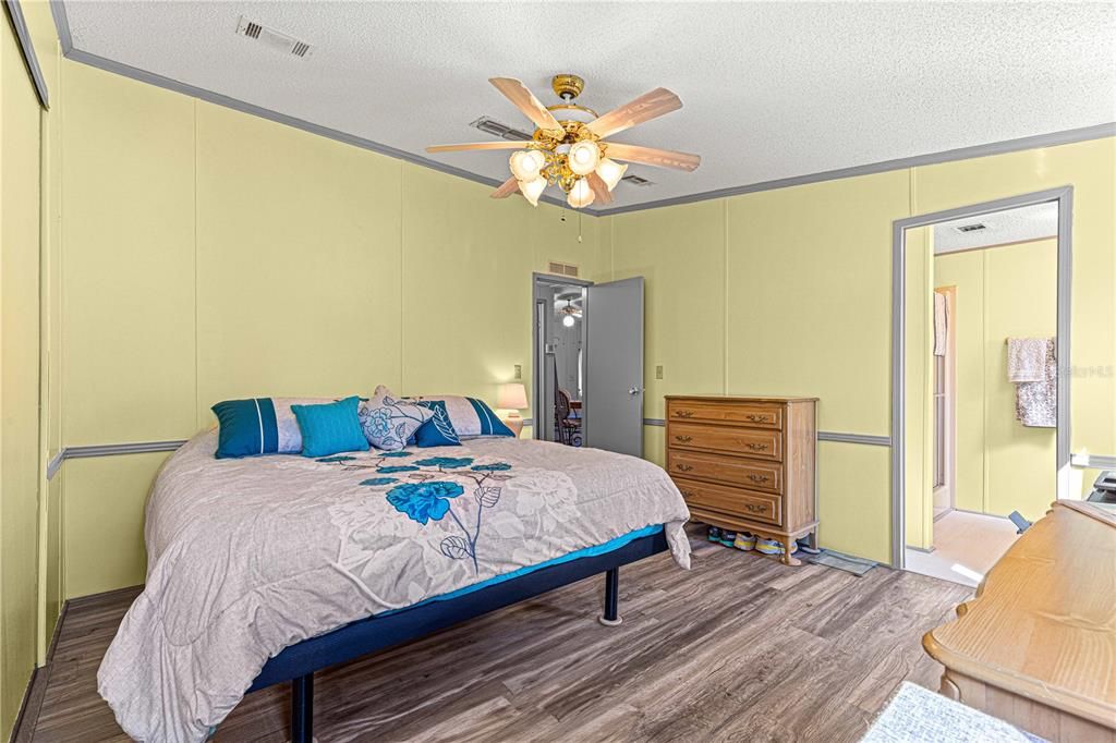 Active With Contract: $159,900 (2 beds, 2 baths, 946 Square Feet)