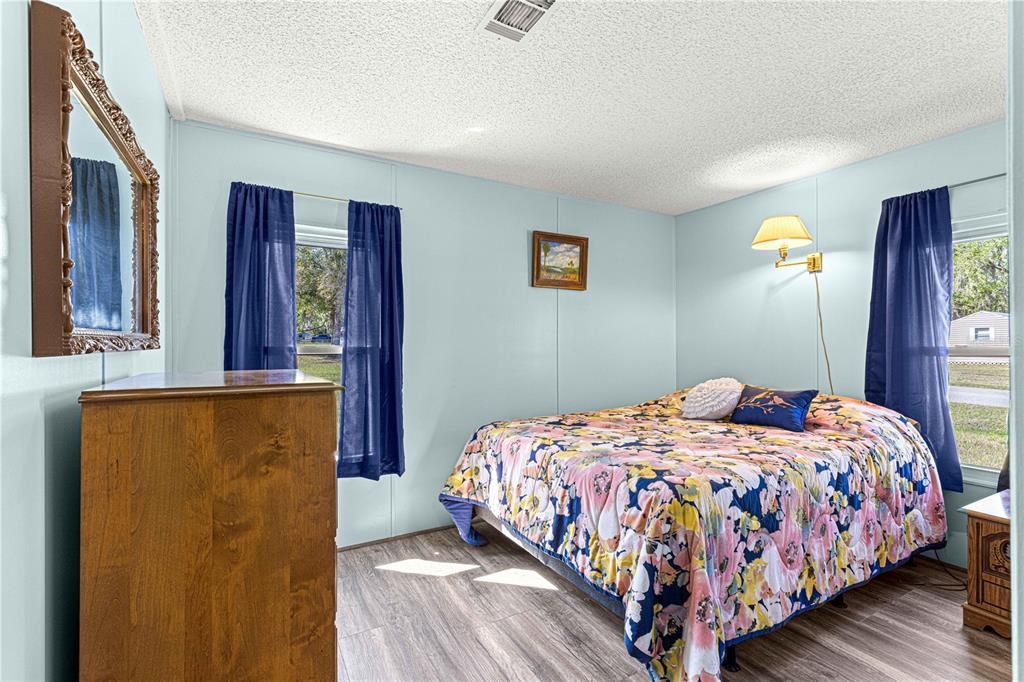 Active With Contract: $159,900 (2 beds, 2 baths, 946 Square Feet)