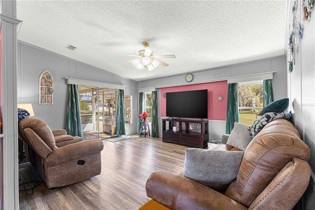 Active With Contract: $159,900 (2 beds, 2 baths, 946 Square Feet)