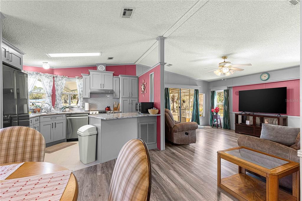 Active With Contract: $159,900 (2 beds, 2 baths, 946 Square Feet)