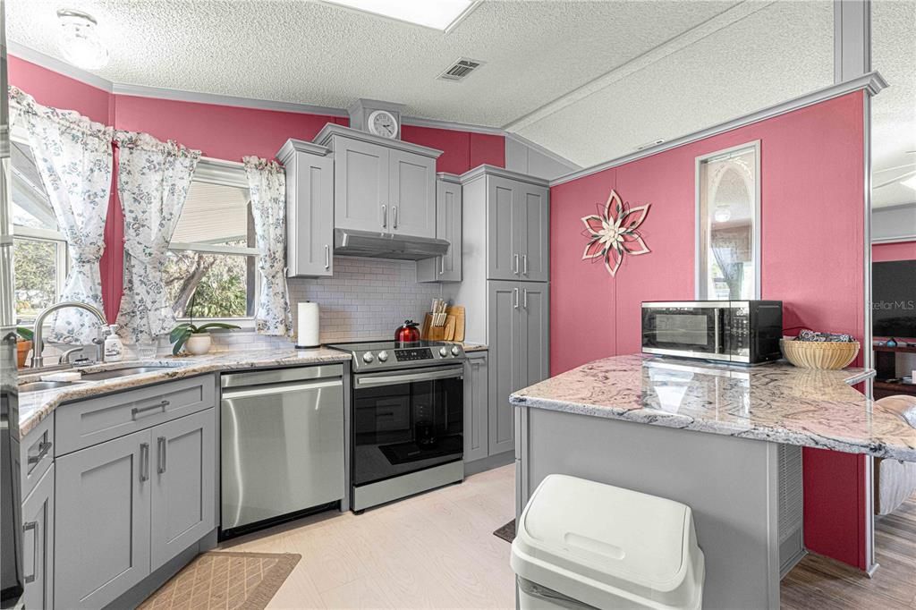 Active With Contract: $159,900 (2 beds, 2 baths, 946 Square Feet)