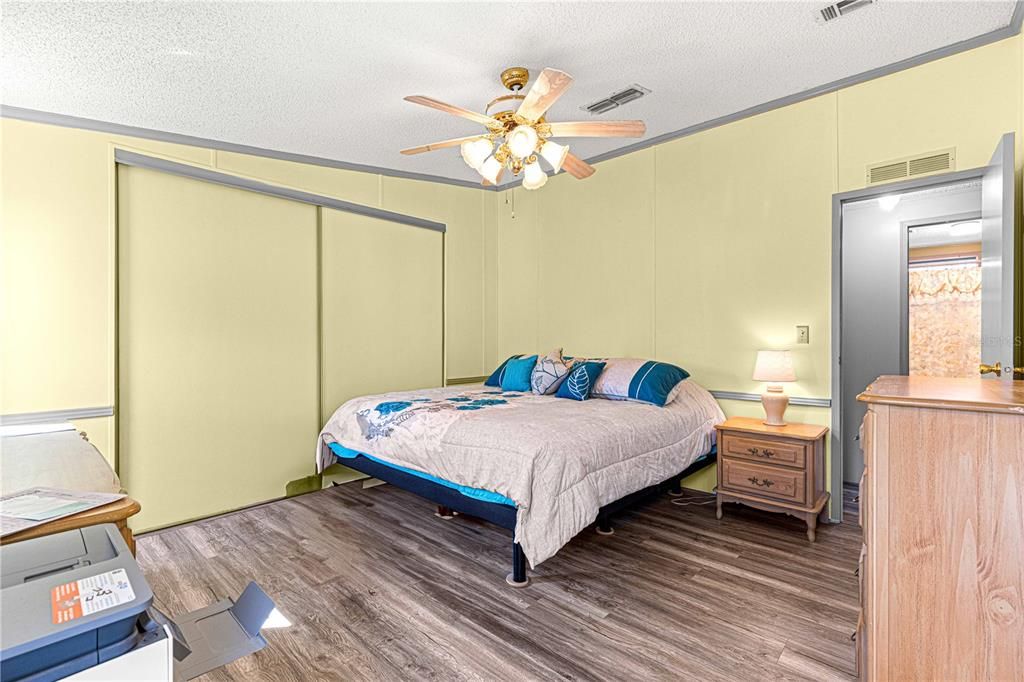 Active With Contract: $159,900 (2 beds, 2 baths, 946 Square Feet)