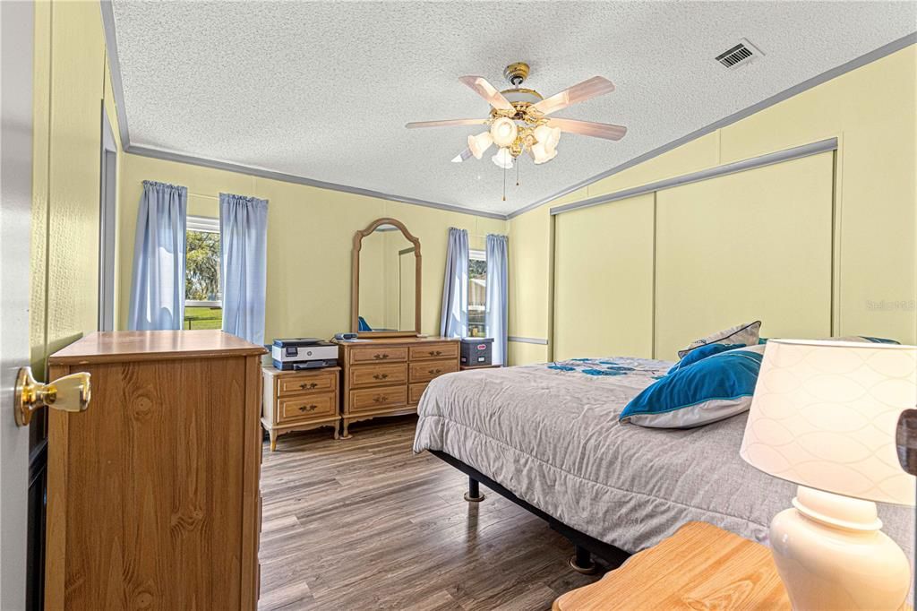 Active With Contract: $159,900 (2 beds, 2 baths, 946 Square Feet)