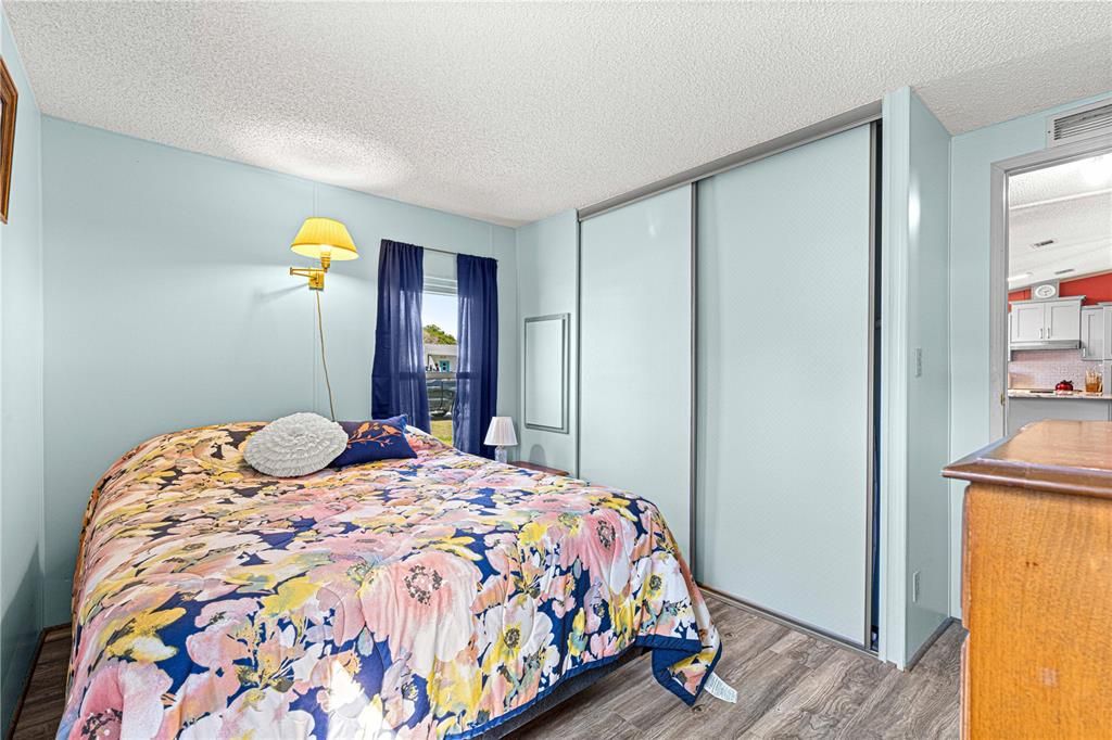 Active With Contract: $159,900 (2 beds, 2 baths, 946 Square Feet)