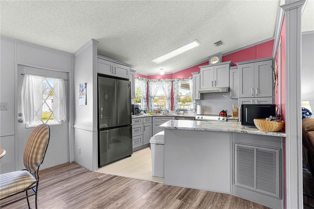 Active With Contract: $159,900 (2 beds, 2 baths, 946 Square Feet)