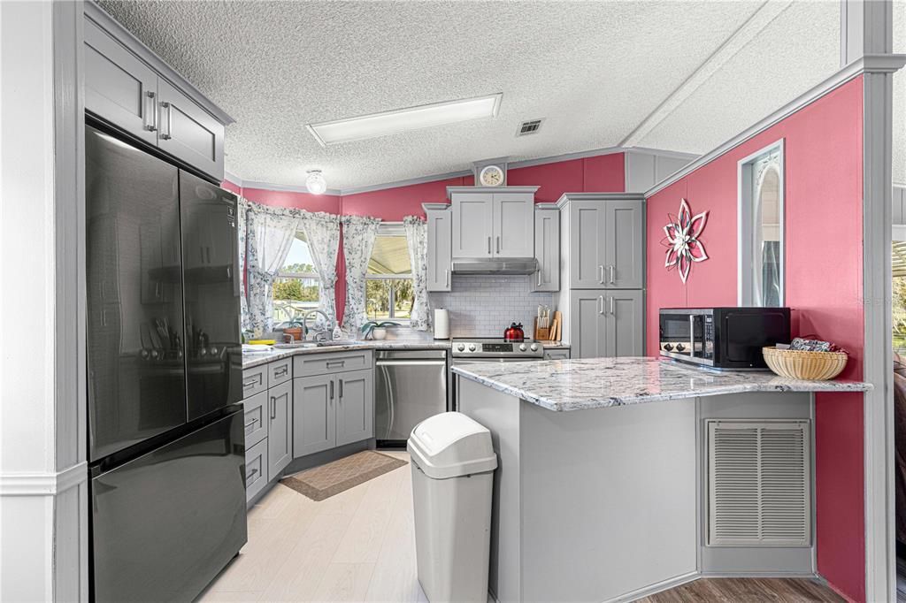 Active With Contract: $159,900 (2 beds, 2 baths, 946 Square Feet)