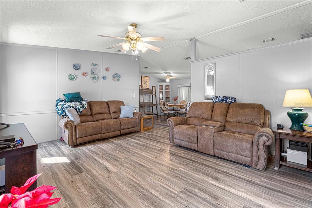 Active With Contract: $159,900 (2 beds, 2 baths, 946 Square Feet)