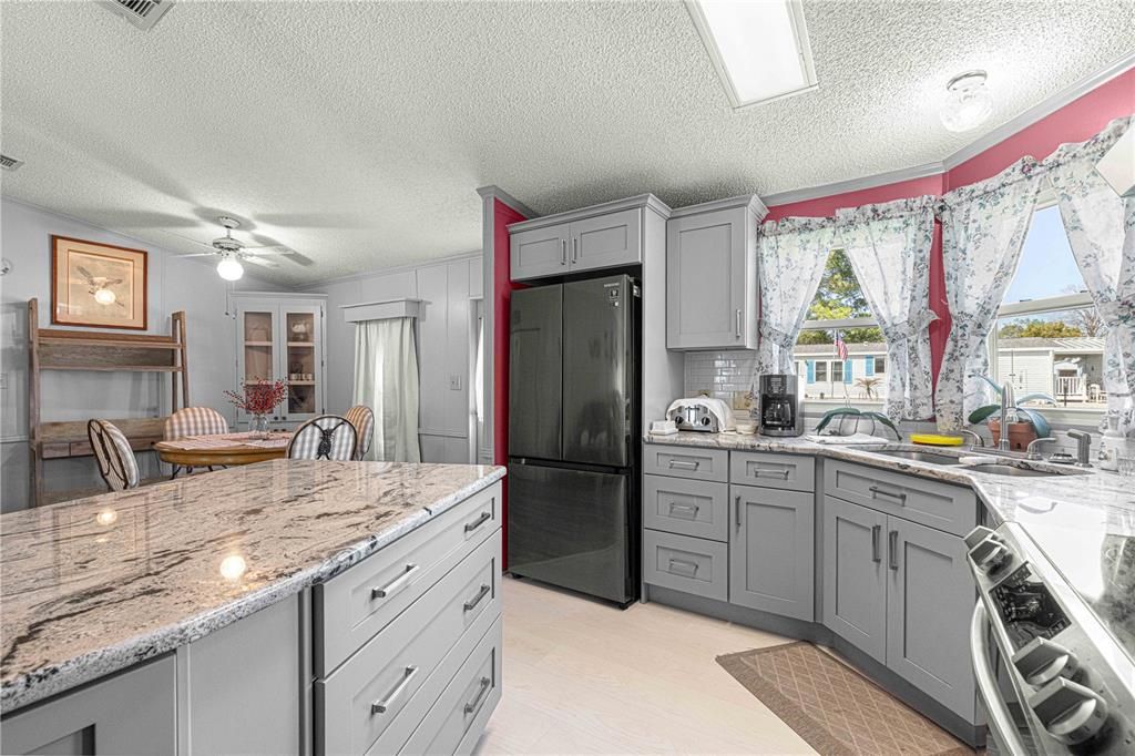 Active With Contract: $159,900 (2 beds, 2 baths, 946 Square Feet)