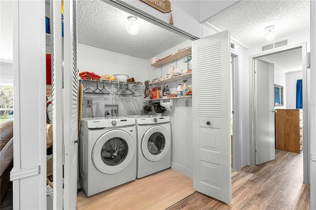 Active With Contract: $159,900 (2 beds, 2 baths, 946 Square Feet)