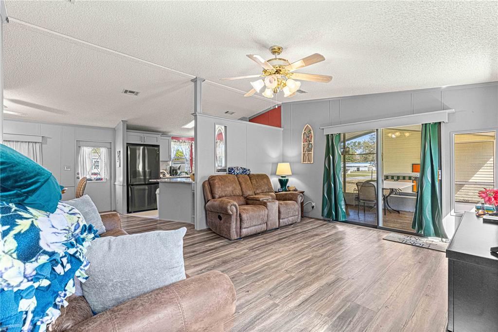 Active With Contract: $159,900 (2 beds, 2 baths, 946 Square Feet)