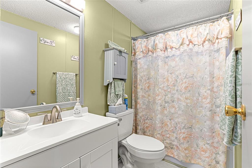 Active With Contract: $159,900 (2 beds, 2 baths, 946 Square Feet)