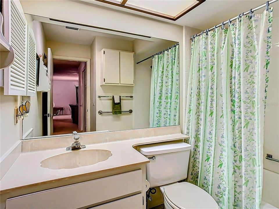 合同活跃: $165,000 (2 贝兹, 2 浴室, 1174 平方英尺)