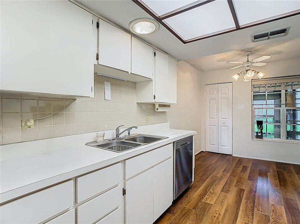 合同活跃: $165,000 (2 贝兹, 2 浴室, 1174 平方英尺)