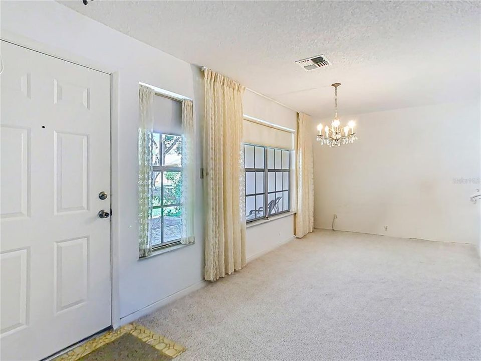 合同活跃: $165,000 (2 贝兹, 2 浴室, 1174 平方英尺)