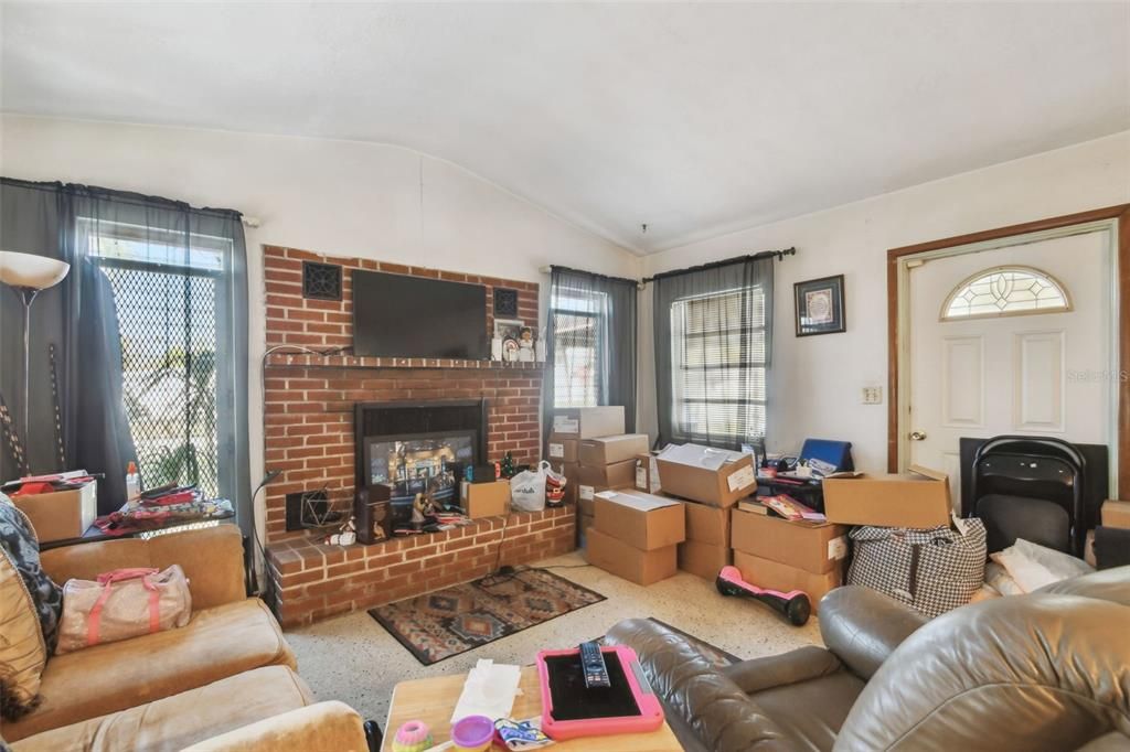 Activo con contrato: $410,000 (3 camas, 1 baños, 1418 Pies cuadrados)