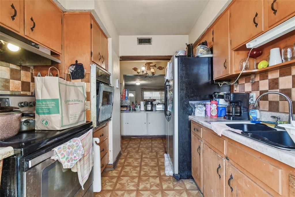 Activo con contrato: $410,000 (3 camas, 1 baños, 1418 Pies cuadrados)