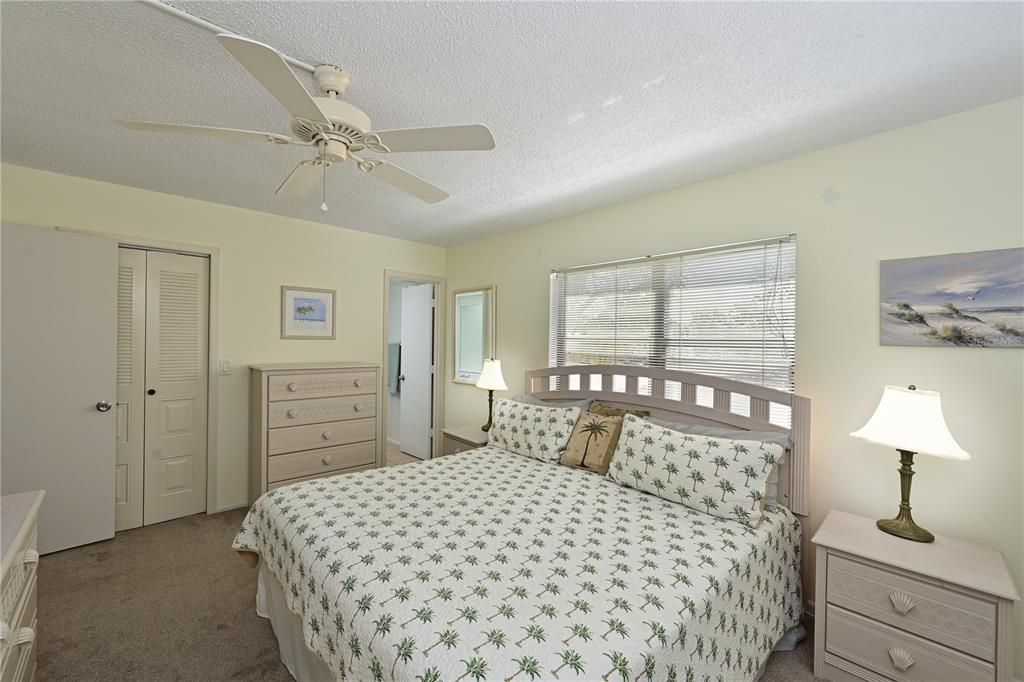 合同活跃: $130,000 (2 贝兹, 2 浴室, 1144 平方英尺)