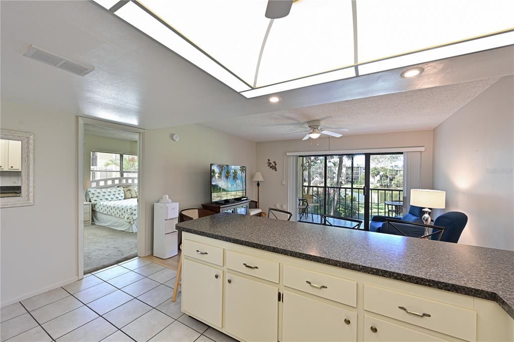 合同活跃: $130,000 (2 贝兹, 2 浴室, 1144 平方英尺)