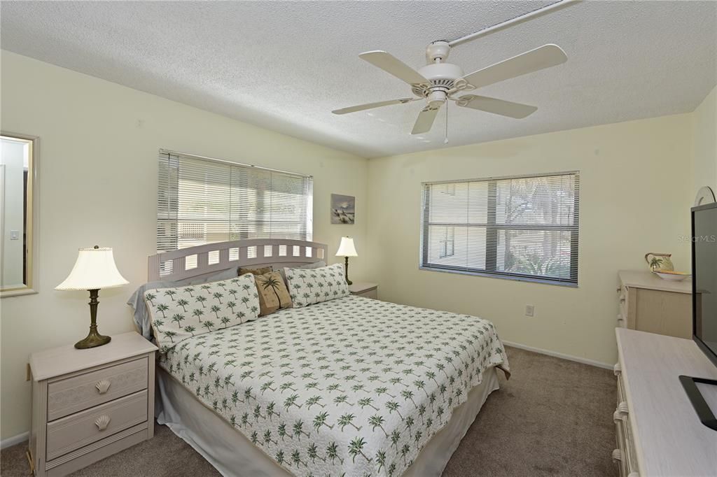 合同活跃: $130,000 (2 贝兹, 2 浴室, 1144 平方英尺)