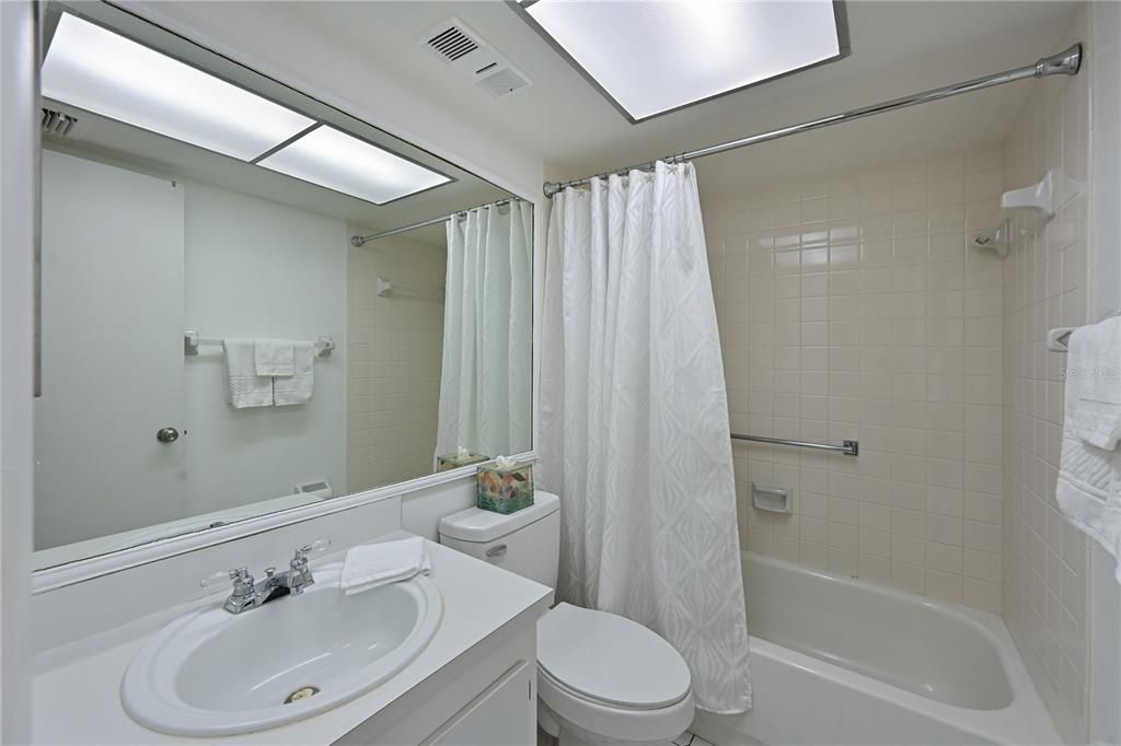 合同活跃: $130,000 (2 贝兹, 2 浴室, 1144 平方英尺)