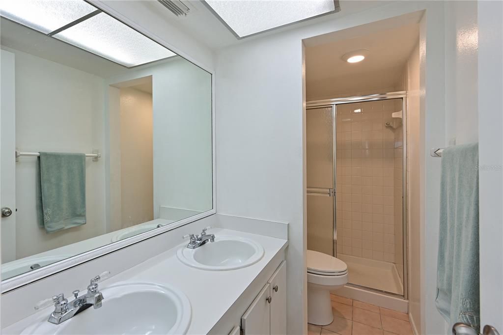 合同活跃: $130,000 (2 贝兹, 2 浴室, 1144 平方英尺)