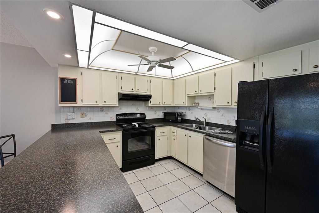 合同活跃: $130,000 (2 贝兹, 2 浴室, 1144 平方英尺)