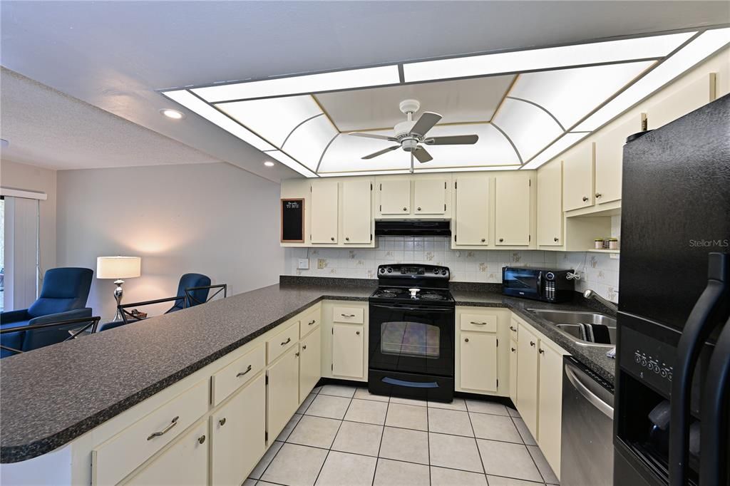 合同活跃: $130,000 (2 贝兹, 2 浴室, 1144 平方英尺)