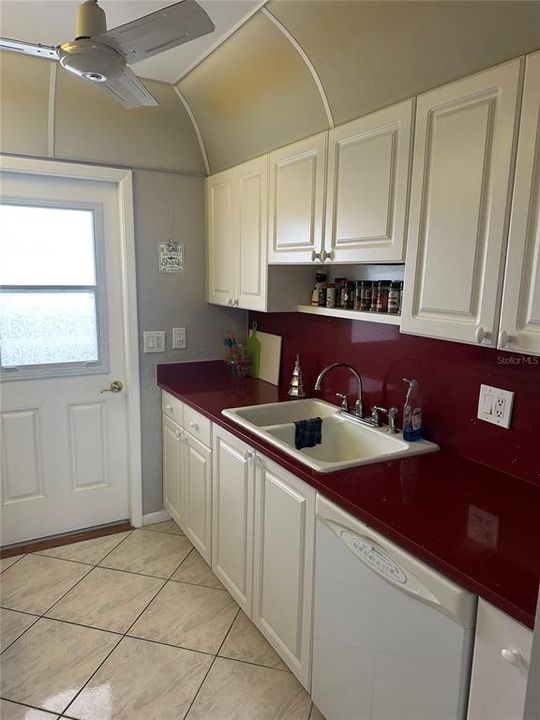 В аренду: $4,000 (1 спален, 1 ванн, 811 Квадратных фут)