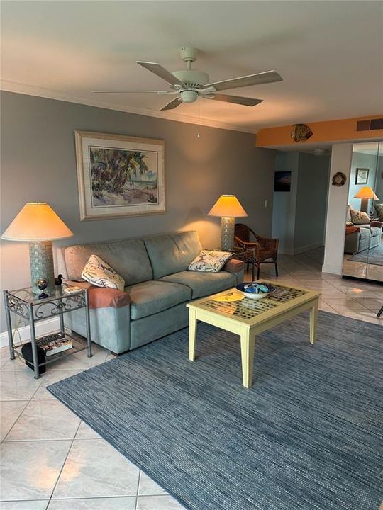 В аренду: $4,000 (1 спален, 1 ванн, 811 Квадратных фут)