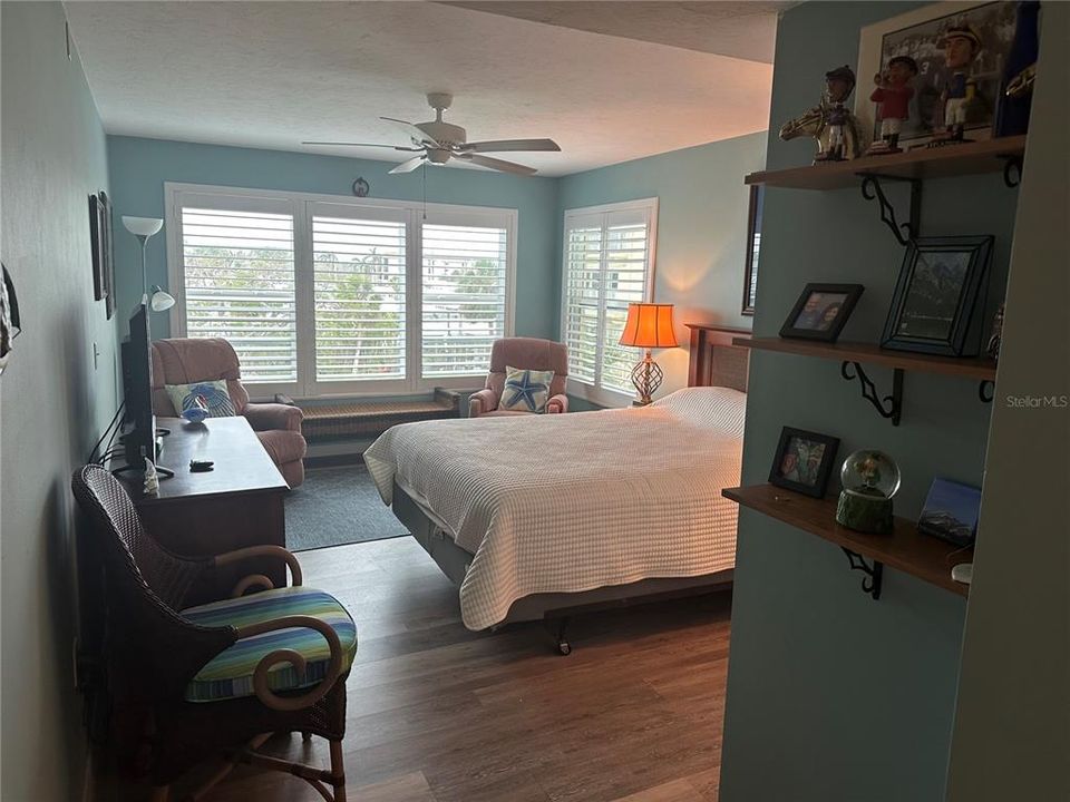 В аренду: $4,000 (1 спален, 1 ванн, 811 Квадратных фут)